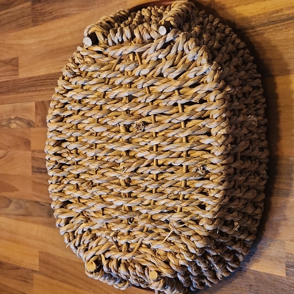 Willow Branch Wiven Basket - Picture 4 of 7